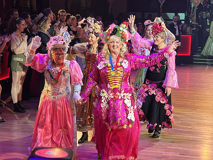 Die "Tanzenden Marktweiber" vom Viktualienmarkt bei der Narrhalla Soirée am 28.01.2023 im Deutschen Theater München (©Foto: Martin Schmitz)